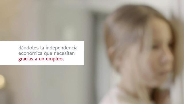 Fátima posa junto al cartel de otra de las mujeres a las que ha ayudado la Fundación Integra a conseguir un empleo, en la sede de esta entidad en Madrid