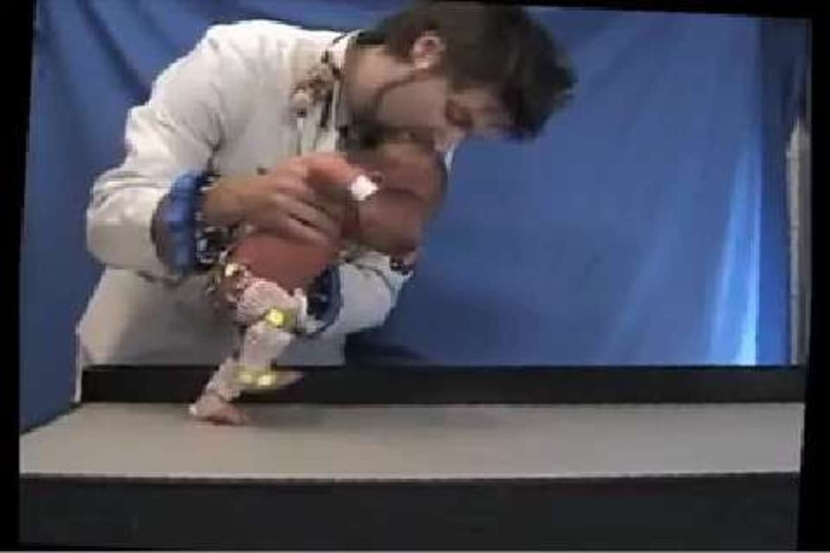 Los bebés aprenden a caminar como las ratas