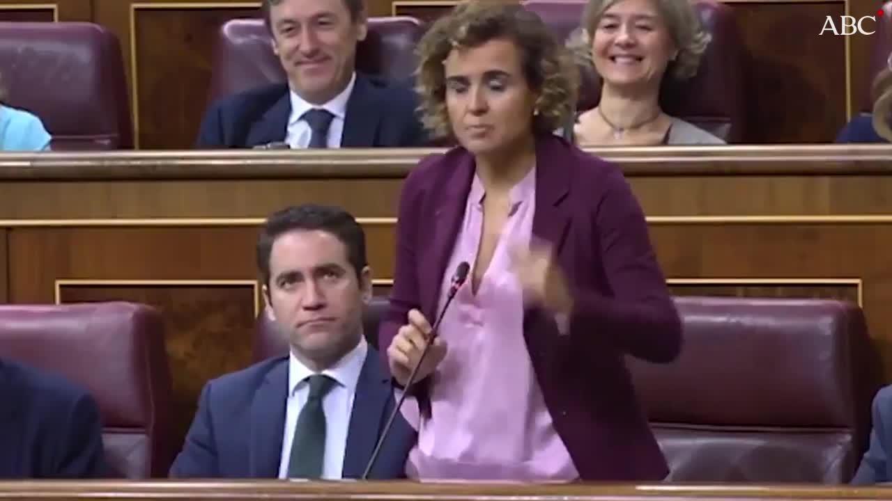 La portavoz del PP en el Congreso, Dolors Montserrat, pregunta a la vicepresidenta del Gobierno, Carmen Calvo por la coordinación en el Ejecutivo socialista