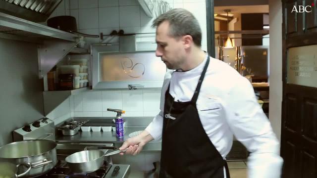 César Muñoz elabora sus populares torrijas en Goceco