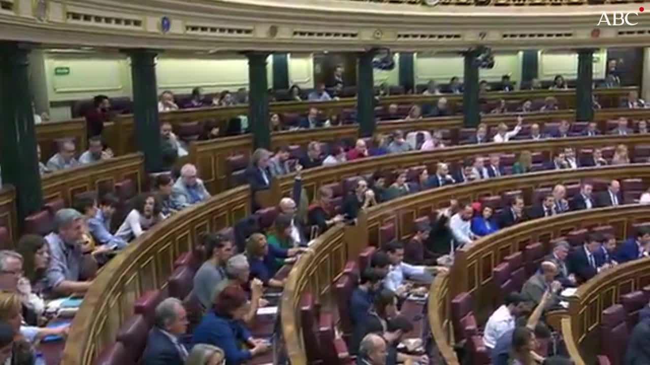 El líder de Podemos, Pablo Iglesias (d), conversa con el portavoz del PDeCAT, Carles Campuzano, esta tarde en el pleno del Congreso