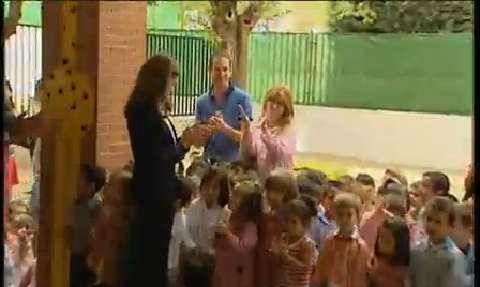 Los escolares cantan el «cumpleaños feliz» a Doña Letizia