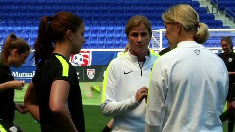 Lloyd, sonriente en el centro, celebra un gol con alguna de sus compañeras de selección
