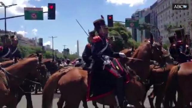 Mauricio Macri se desplaza a la Casa Rosada en un coche descapotable
