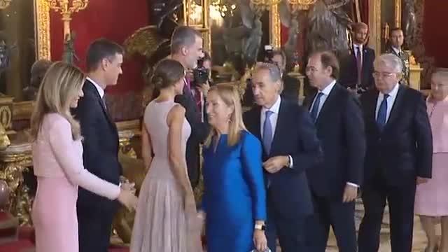 Sánchez se equivoca en la recepción de los Reyes en el Palacio Real