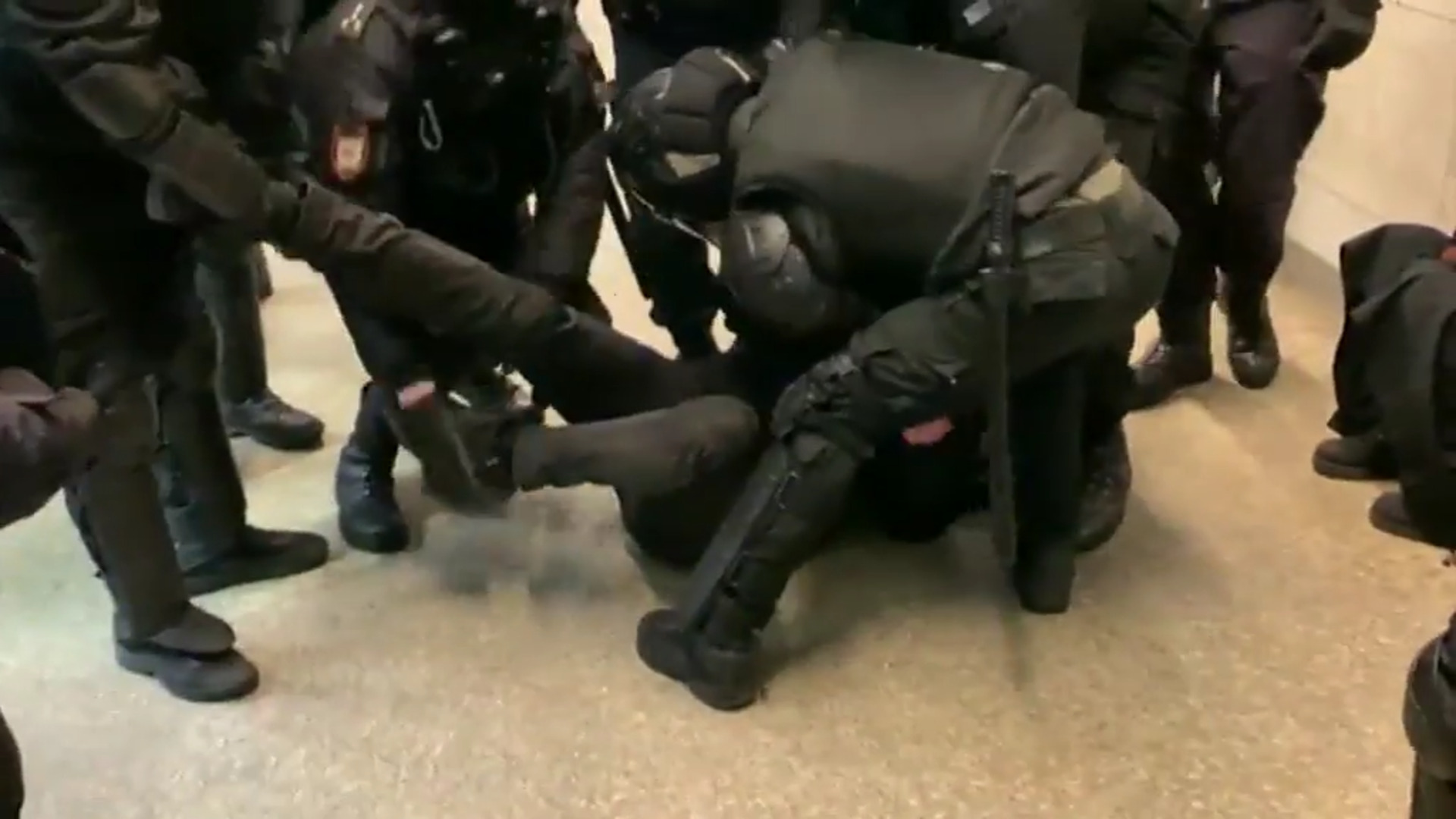 Cientos de rusos gritan &quot;No a la guerra&quot; en Moscú