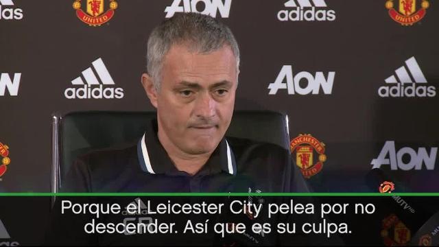 Mourinho, luciendo las iniciales de Claudio Ranieri en su polo