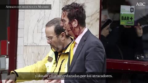 Ignacio Frade, ayer, acompañado por sanitarios y policías tras el asalto de su casa