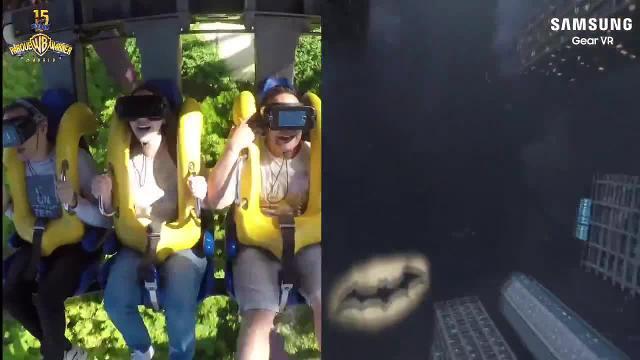 Atrevidos usuarios de la montaña rusa con sus gafas de realidad virtual