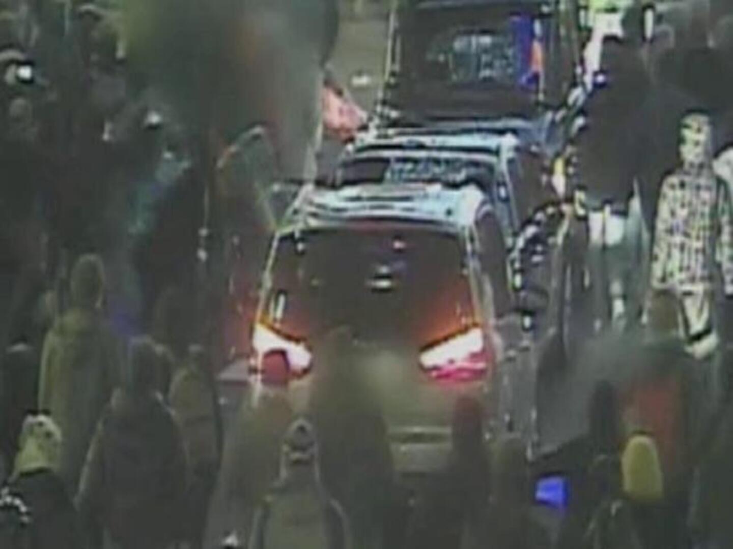 La Policía británica difunde imágenes del ataque al coche del príncipe Carlos y Camila