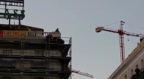 Vídeo: Observe el momento en el que los negociadores hablan con el hombre en lo alto de Tío Pepe