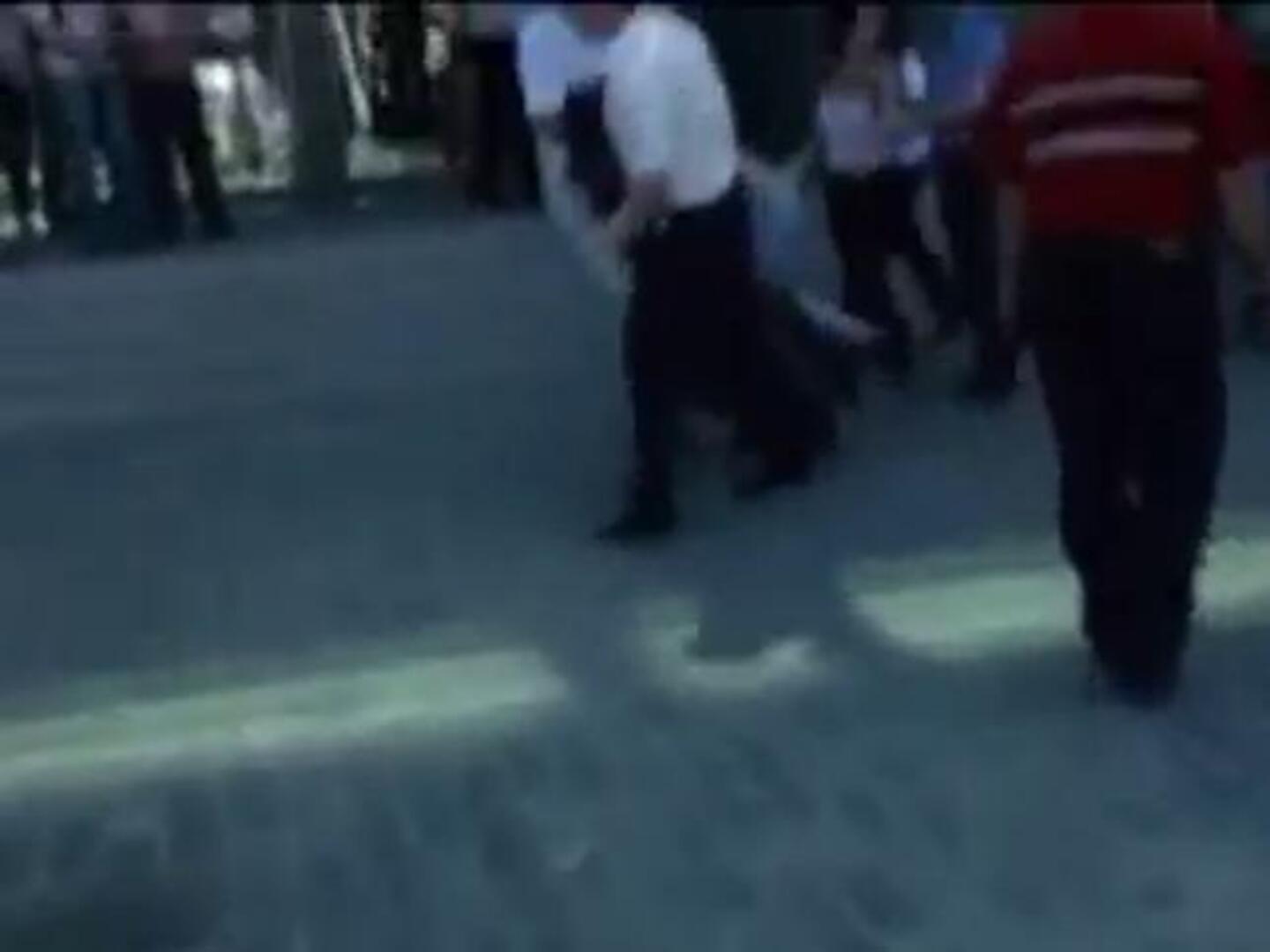 Activistas en «top-less» intentan robar la Eurocopa en Ucrania