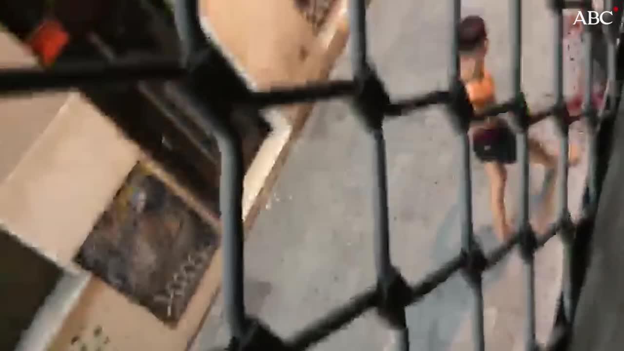 Brutales imágenes de una pelea con machete en el Raval de Barcelona