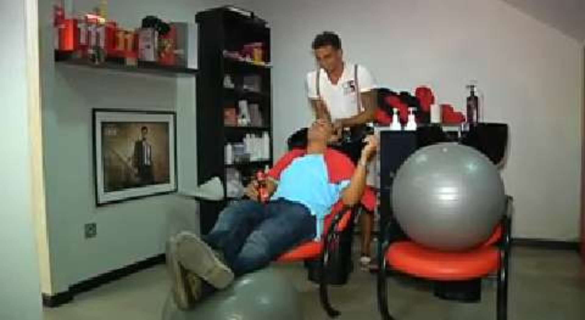 Una peluquería sevillana abre de noche con música y copas