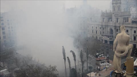 Vídeo: una mascletà rápida y atronadora que ha sorteado la lluvia a cargo de Pirotecnia Aitana