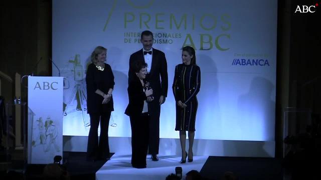 Los Reyes Don Felipe y Doña Letizia, junto a los premiados y las autoridades antes entrar a la Biblioteca de ABC para la entrega de los 96º Premios Internacionales de Periodismo Mariano de Cavia, Luca de Tena y Mingote