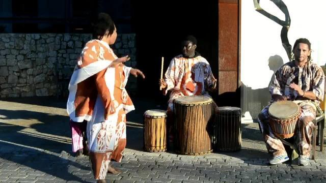 Imagen del mensajero de los Reyes Magos recibiendo cartas de los niños en el Poblado de Jaimas de Bioparc