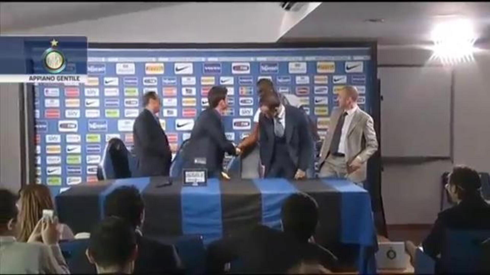 Balotelli interrumpe la rueda de prensa de Andrea Stramaccioni, nuevo entrenador del Inter