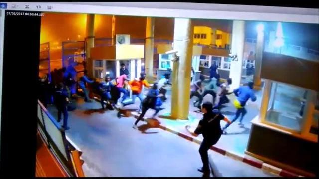 Unos doscientos inmigrantes han cruzado la frontera y un policía ha resultado herido con fractura de tibia y peroné