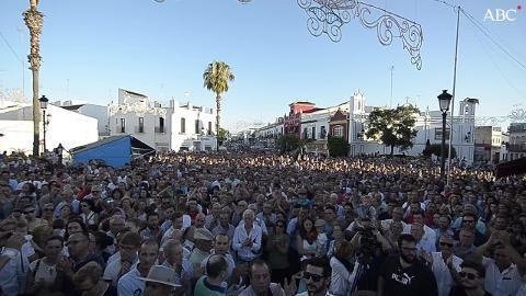 Más de 5.000 almonteños se congregan en el monumento a la Saca de las Yeguas para escuchar el manifiesto de los ganaderos.