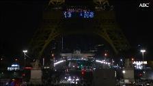 La Torre Eiffel, cerrada y evacuada por la presencia de un hombre escalando el monumento