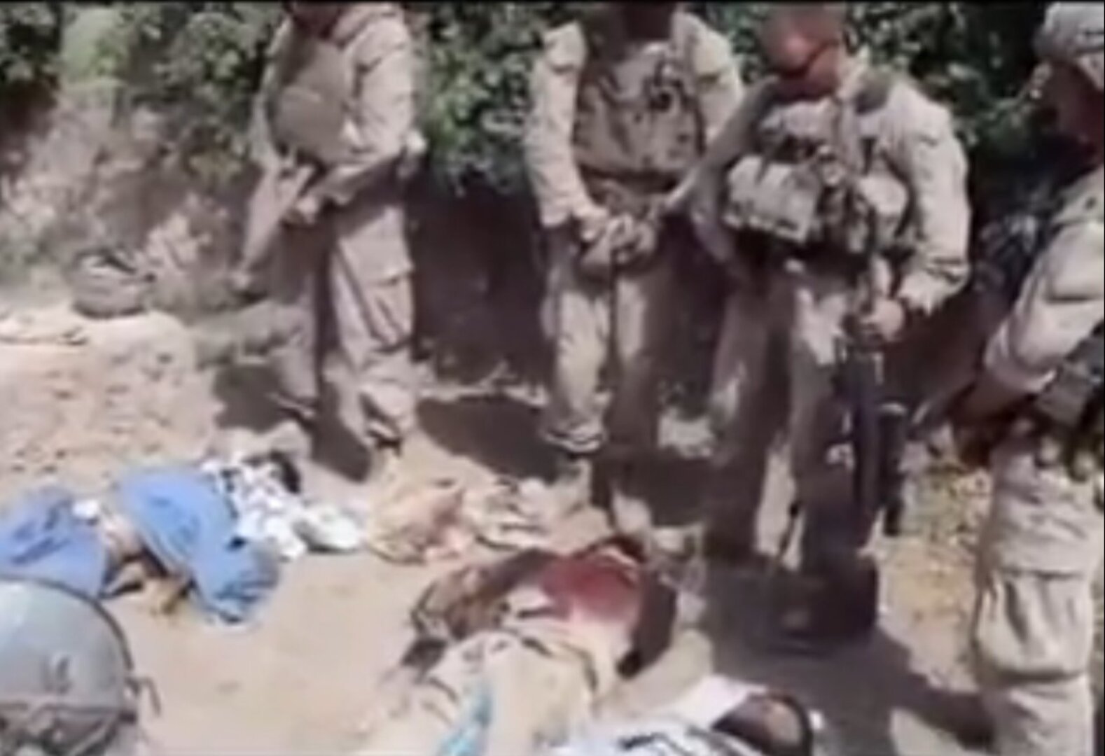 Polémico vídeo de supuestos marines orinando sobre cadáveres de talibanes