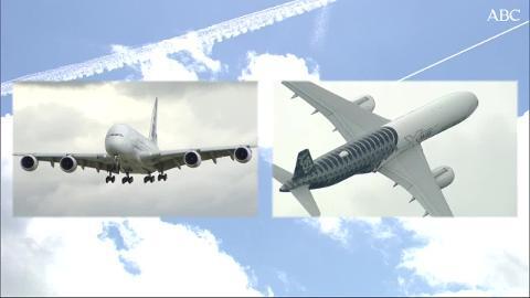 El Airbus A350 en posición casi vertical, en el Salón Aeronáutico de Farnborough