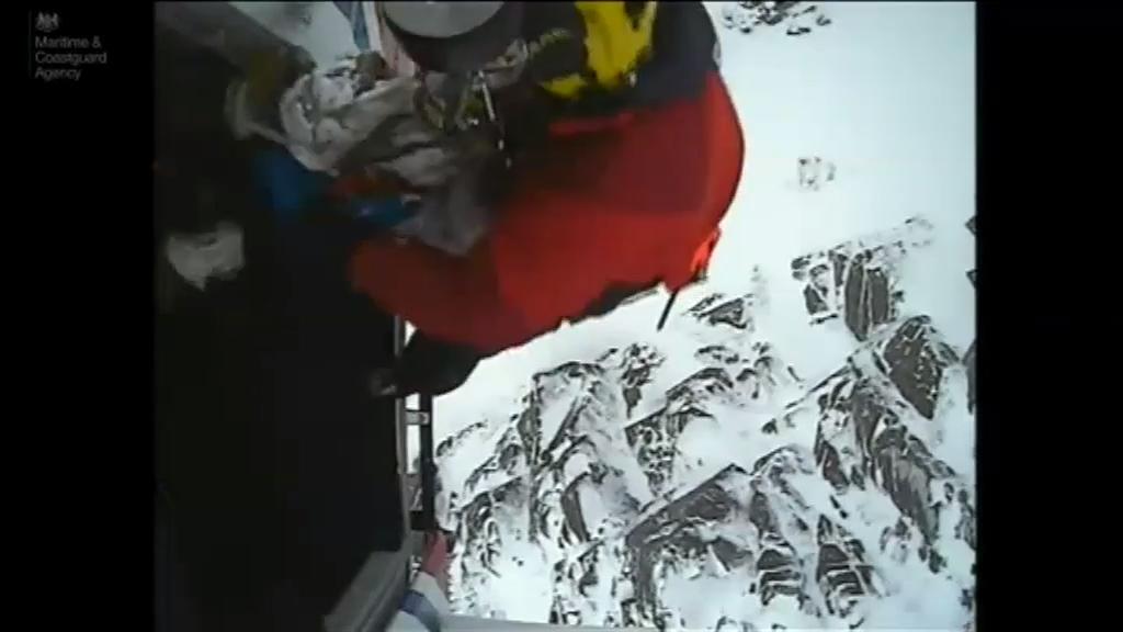 Un helicóptero rescata a un perro perdido en una zona montañosa de Escocia