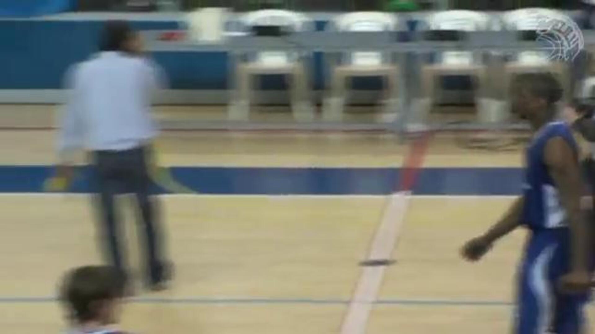 Un jugador pide matrimonio a su novia tras ganar un partido