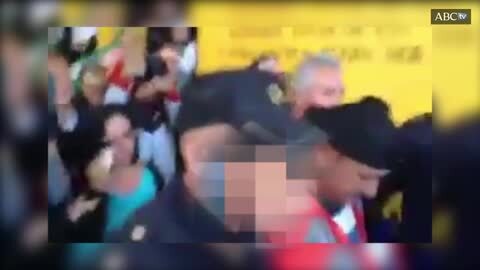 El concejal de Podemos en Jaén, Andrés Bódalo, levanta el puño durante su detención