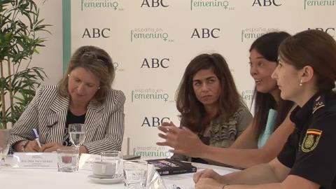 Foto de familia de las siete directivas, tras participar en el debate