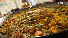 La paella perfecta según los valencianos: lo que puede llevar y lo que no