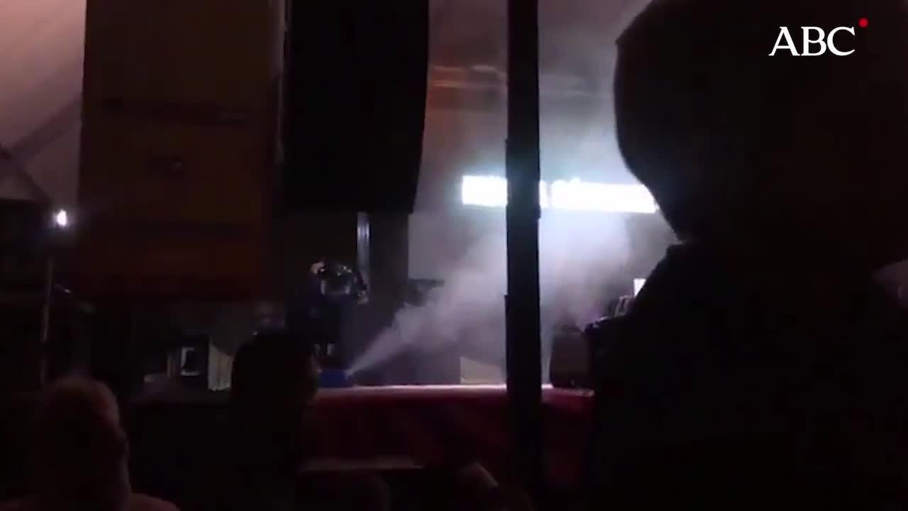 Marta Sánchez, durante el concierto, en el momento de recibir los «huevazos»