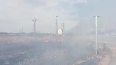 Los bomberos en labores de extinción del incendio en el piso de la calle Alcalá