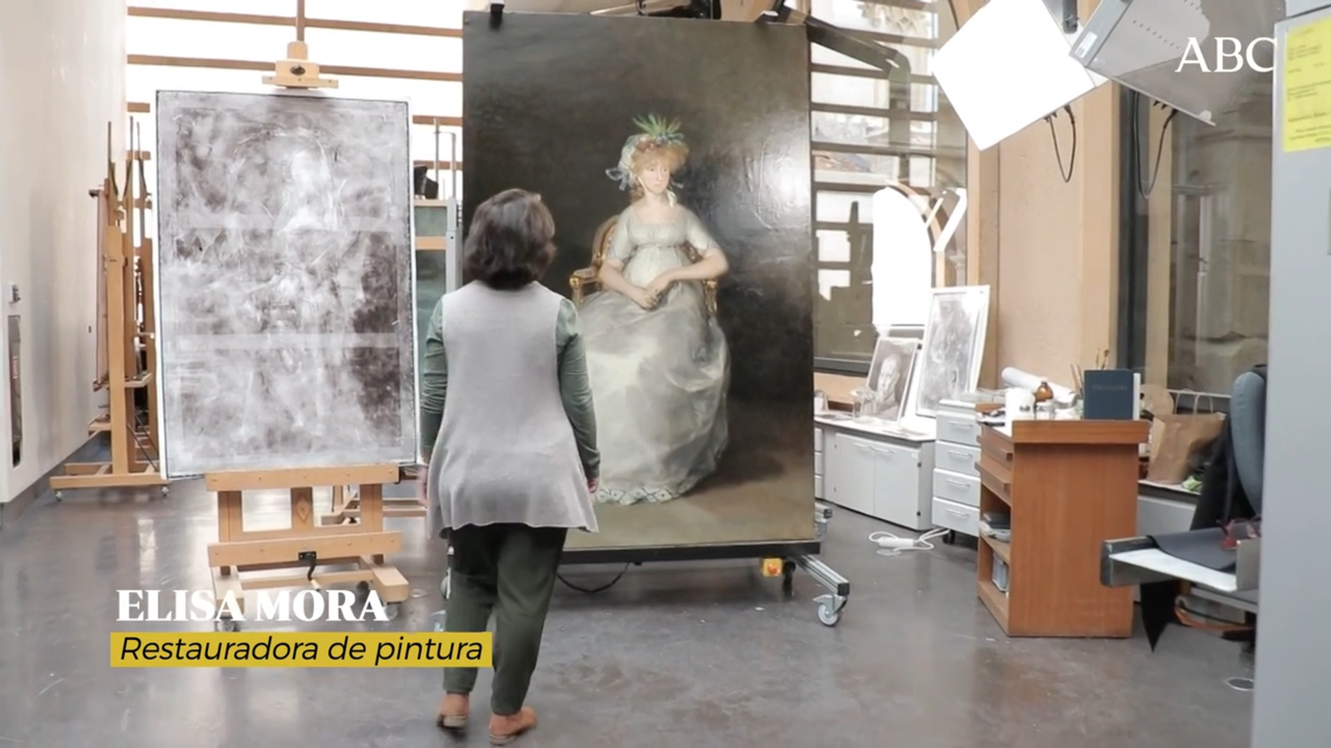 Elisa Mora, junto a «La condesa de Chinchón» de Goya y su radiografía en el taller de restauración del Prado