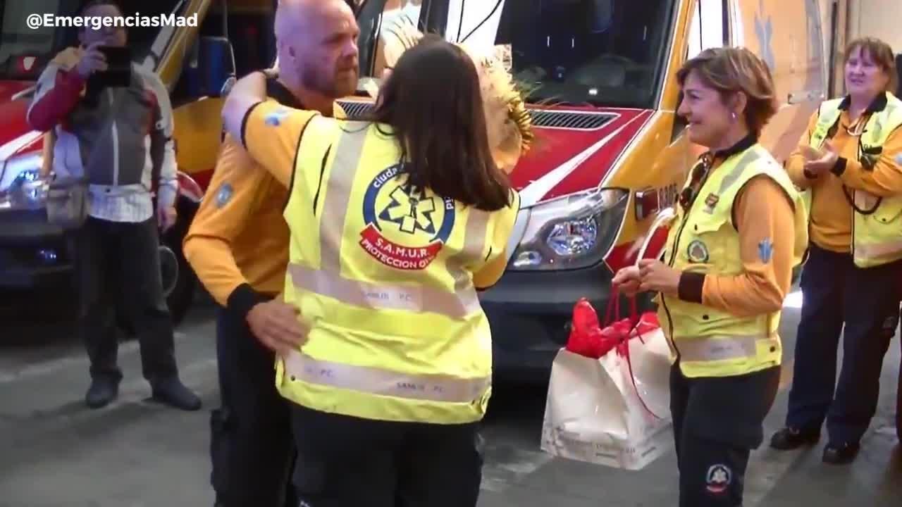 La emocionante despedida de un técnico de SAMUR durante su último día de trabajo antes de jubilarse