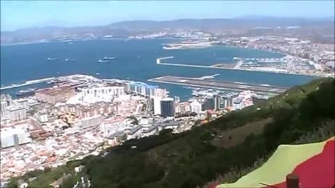 El dirigente de VOX Juan Ignacio Mínguez, junto con la bandera desplegada en Gibraltar