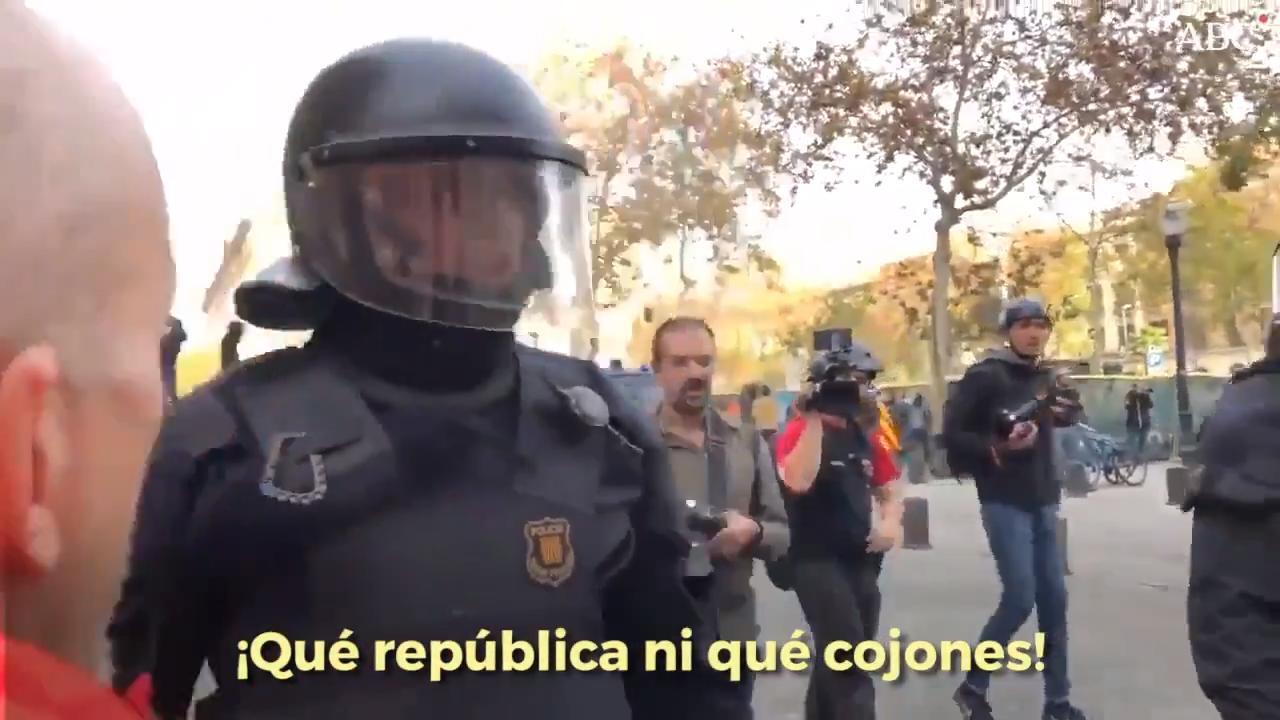 Un mosso, a un guarda forestal: «La república no existe, idiota»