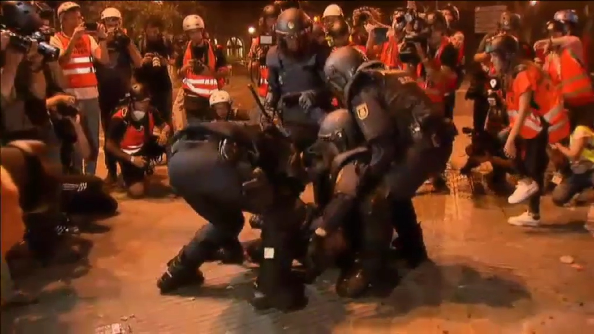Un antidisturbios herido en los incidentes del asedio a la Jefatura de Policía en Via Laietana