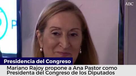 Rajoy felicitando a Pastor tras anunciar que será la candiadata del PP a presidir el Congreso