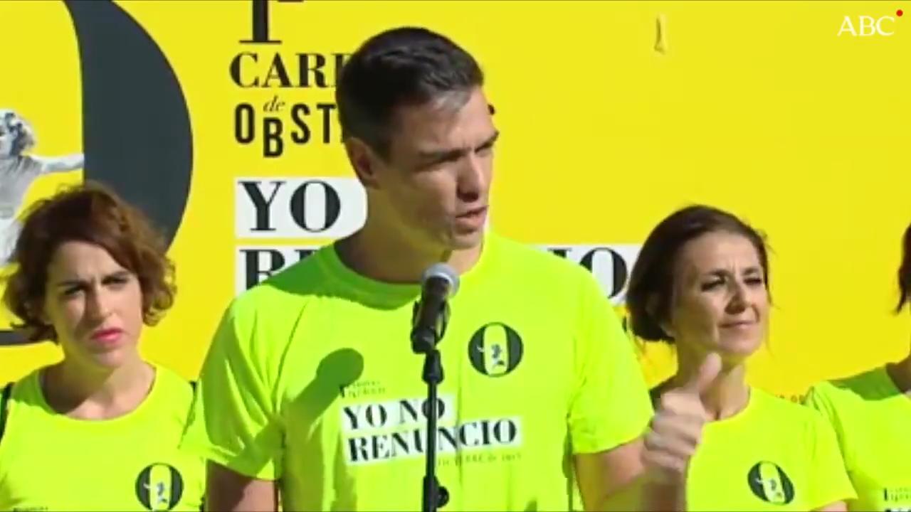 La fundadora del club Malasmadres, Laura Baena, presenta al presidente del Gobierno, Pedro Sánchez