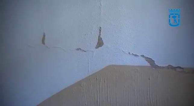 Los bomberos, durante la inspección del inmueble