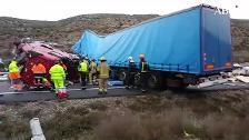 Dos muertos en un brutal choque de dos camiones en la N-II en Peñalba (Huesca)