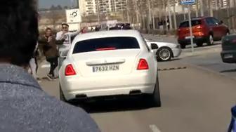 Una aficionada cruza su coche para obligar a Ronaldo a parar