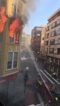 Imagen de los agentes en la retirada de uno de los cuerpos tras el incendio