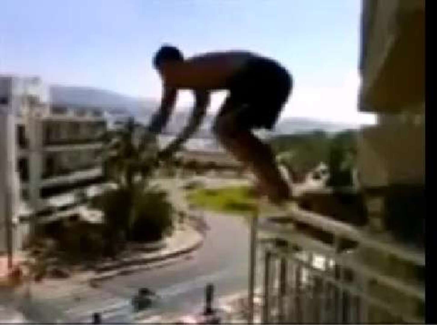 Un joven resulta herido al saltar a la piscina de su hotel de Sant Josep