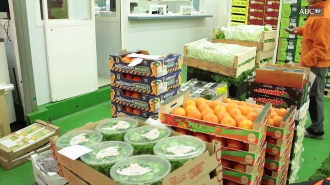 Movimiento en la nave de pescados y marisco de Mercamadrid, ayer, a las 7 de la mañana