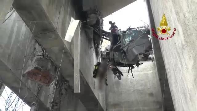 Captura del vídeo del rescate bajo los escombros de una persona atrapada