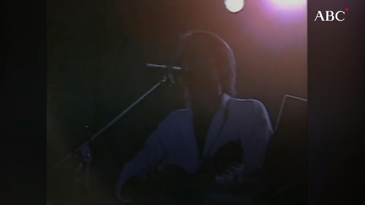 Luis Eduardo Aute, durante un concierto celebrado en Sevilla en 2010