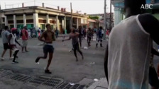 Enfrentamientos entre manifestantes y policía durante las protestas contra el régimen comunista en Cuba